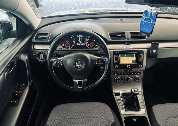 Volkswagen Passat cena 29900 przebieg: 230000, rok produkcji 2012 z Bieruń małe 704